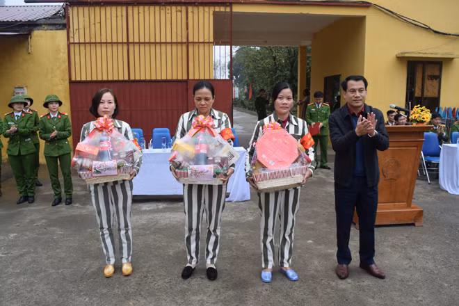 Thượng tá Trần Đức Phong, Giám thị Trại giam Ninh Khánh tặng quà cho các phạm nhân nhân dịp Tết Nguyên đán.