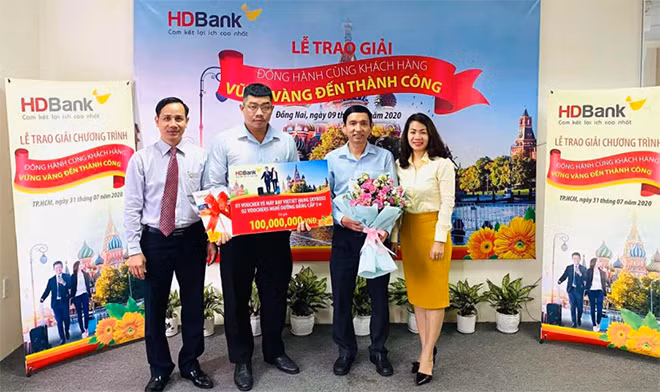 Ông Nguyễn Văn Hoàng (ngoài cùng bên trái) – giám đốc vùng Đồng Nai của HDBank, kiêm giám đốc HDBank SGD Đồng Nai trao giải thưởng chương trình 2019 đến khách hàng.