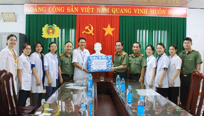 Công an tỉnh Khánh Hòa và tặng quà đến cán bộ chiến sĩ tại Bệnh xá Công an tỉnh.