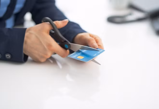 Xác nhận hủy thẻ tín dụng ngay tại quầy dịch vụ chăm sóc khách hàng và yêu cầu cắt thẻ tại chỗ.