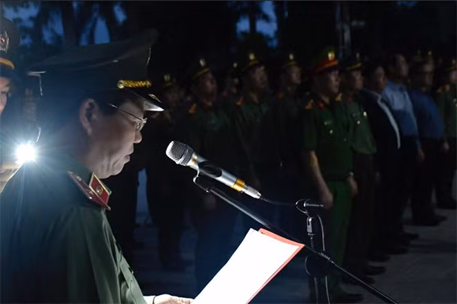 Đồng chí Thiếu tướng Đoàn Ngọc Hùng - Phó Giám đốc Công an thành phố kính cẩn tri ân các anh hùng liệt sỹ.