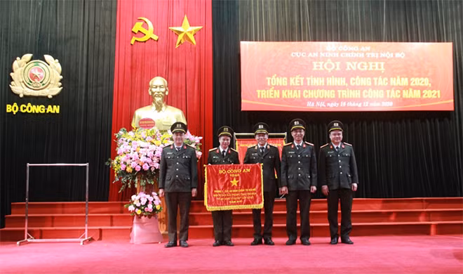 Thứ trưởng Lương Tam Quang trao “Cờ thi đua của Bộ Công an” cho tập thể Phòng 5, Cuc An ninh chính trị Nội bộ. Thứ trưởng Lương Tam Quang trao “Cờ thi đua của Bộ Công an” cho tập thể Phòng 5, Cuc An ninh chính trị Nội bộ.