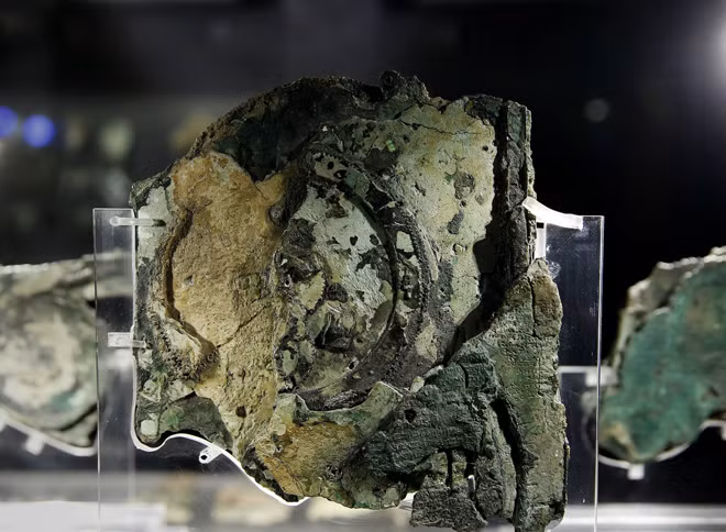 Cỗ máy tính thiên văn Antikythera cổ đại ẩn chứa nhiều điều kì lạ. Cỗ máy tính thiên văn Antikythera cổ đại ẩn chứa nhiều điều kì lạ.