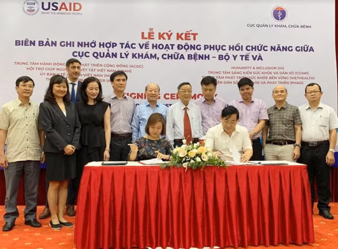PGS.TS Lương Ngọc Khuê ký Biên bản ghi nhớ hợp tác với các Tổ chức trong nước và quốc tế. PGS.TS Lương Ngọc Khuê ký Biên bản ghi nhớ hợp tác với các Tổ chức trong nước và quốc tế.