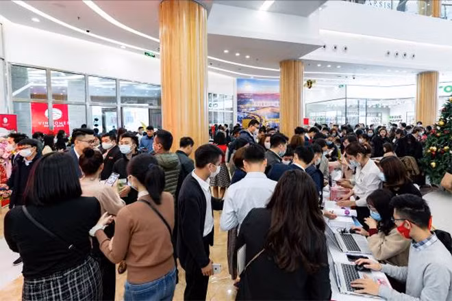 Ngay từ rất sớm, đảo khách hàng và nhà đầu tư đã có mặt tại SK khai trương Văn phòng bán hàng mới nhất tại Vinhomeđôngs Ocean Park.