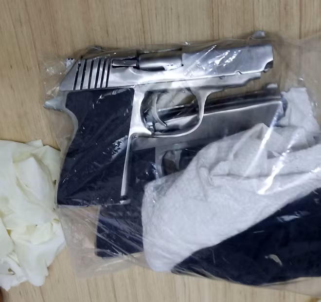 Cơ quan Công an thu giữ hai khẩu súng của đối tượng Tân.