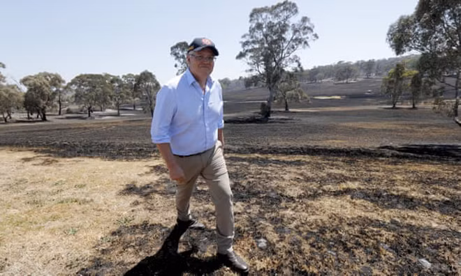 Thủ tướng Australia Scott Morrison thị sát một khu vực cháy rừng.