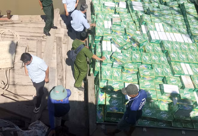 Lực lượng chức năng kiểm tra, lập biên bản tạm giữ lô hàng của Công ty Toàn Cầu.
