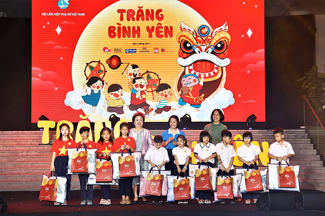 Madame Nguyễn Thị Nga gửi tặng những món quà khích lệ động viên để các cháu vượt qua khó khăn, tiếp tục học hành thật tốt và trở thành người có ích cho xã hội.