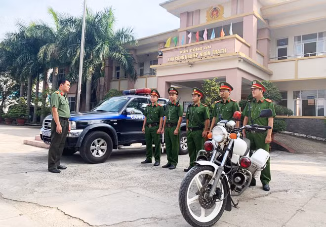 Lãnh đạo Công an huyện Nhơn Trạch quán triệt CBCS của Đồn trước khi tuần tra đảm bảo ANTT trên địa bàn KCN.
