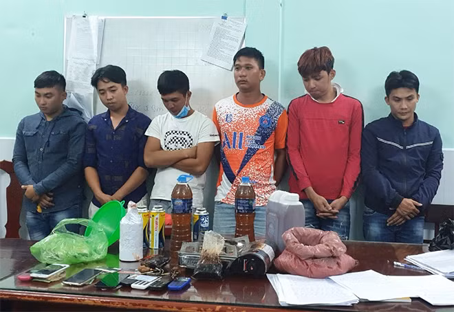 Từ trái qua: Phạm Hồng Phúc, Nguyễn Quốc Phong, Nguyễn Thành Công, Lê Đồng Ba, Nguyễn Ngọc Triệu và Phạm Hoàng Luân.