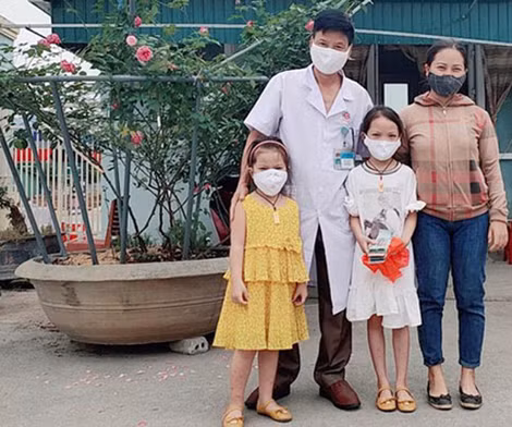 Mẹ và 2 cháu Ngân, Trân mang tiền đi ủng hộ. Mẹ và 2 cháu Ngân, Trân mang tiền đi ủng hộ.
