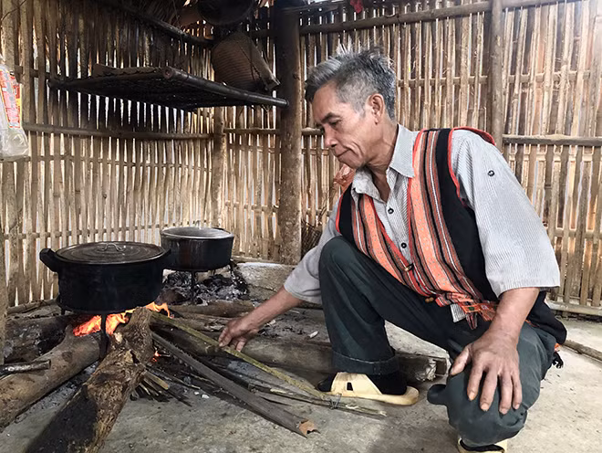 Chú A Bóc chất củi luộc bánh chít. Chú A Bóc chất củi luộc bánh chít.