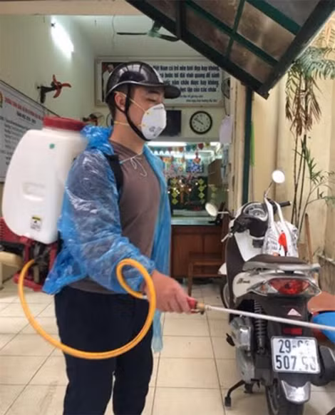 Nhiều trường học tại Hà Nội phun thuốc khử trùng và dọn dẹp sạch sẽ để chuẩn bị đón học sinh trở lại.