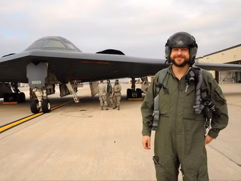 B-2 là một chiếc máy bay nhiều phi công ước muốn được điều khiển.