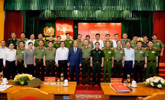 Thủ tướng Nguyễn Xuân Phúc chụp ảnh lưu niệm cùng các đại biểu dự Hội nghị.