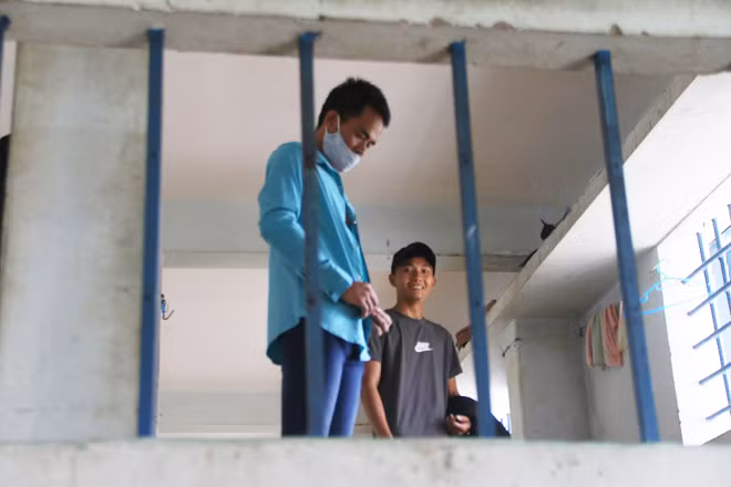 Ánh mắt mừng vui ngày trở về gia đình từ trại giam.