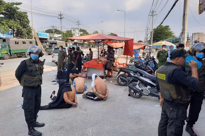 Cơ quan Công an tóm gọn các đối tượng đang thu tiền bảo kê của tiểu thương tại hiện trường. Cơ quan Công an tóm gọn các đối tượng đang thu tiền bảo kê của tiểu thương tại hiện trường.