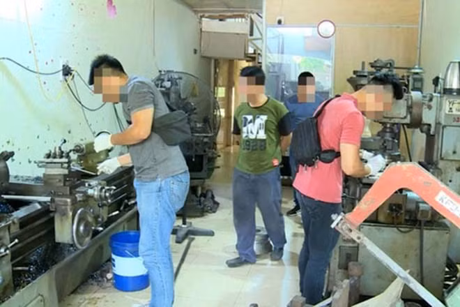Cơ quan Công an khám xét nơi đối tượng sản xuất súng.