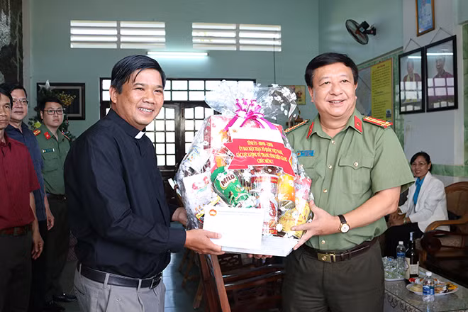 Đại tá Đỗ Triệu Phong tặng quà Giáo xứ Ba Hòn (Kiên Lương) nhân dịp Lễ Giáng sinh năm 2020.