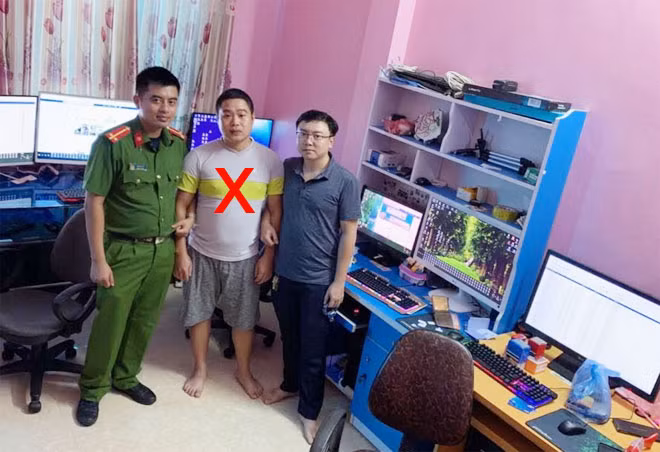 Cơ quan Công an thực hiện lệnh bắt và khám xét tại chỗ ở của Lê Thanh Đức (X).
