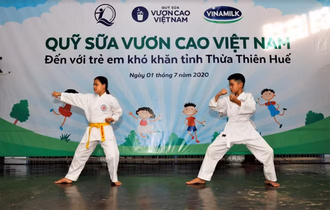 Trong Lễ trao sữa, các em nhỏ đã được xem những tiết mục văn nghệ vui tươi ý nghĩa.