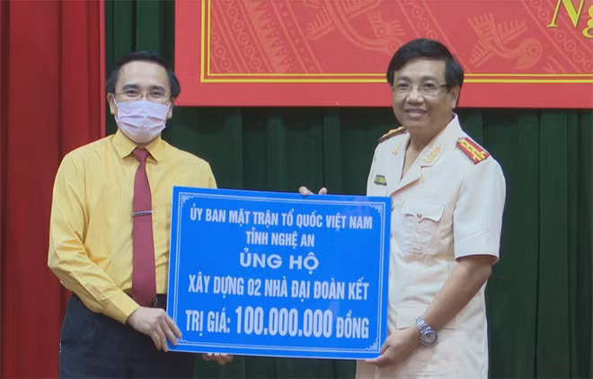 Thay mặt UB MTTQ, Đồng chí Lê Văn Ngọc, Phó Chủ tịch thường trực UB MTTQ trao tặng 100 triệu đồng để xây dựng 2 nhà Đại đoàn kết.