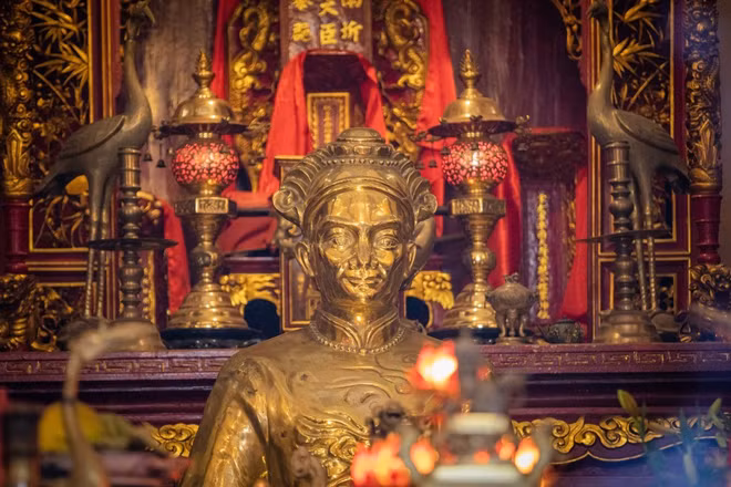 Bàn thờ trong khu Lăng Tả quân Lê Văn Duyệt (quận Bình Thạnh). Ảnh - Thành Nguyễn.