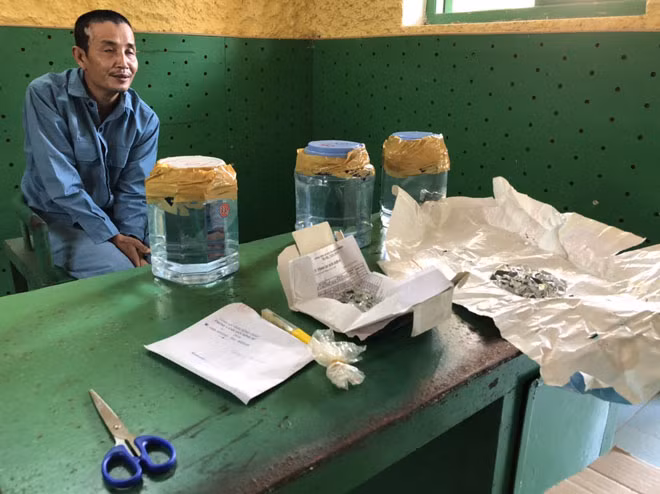 Trương Văn Sơn cùng tang vật.
