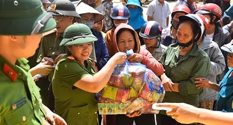 Cục CSĐT tội phạm về ma túy hỗ trợ người dân vùng lũ Quảng Bình
