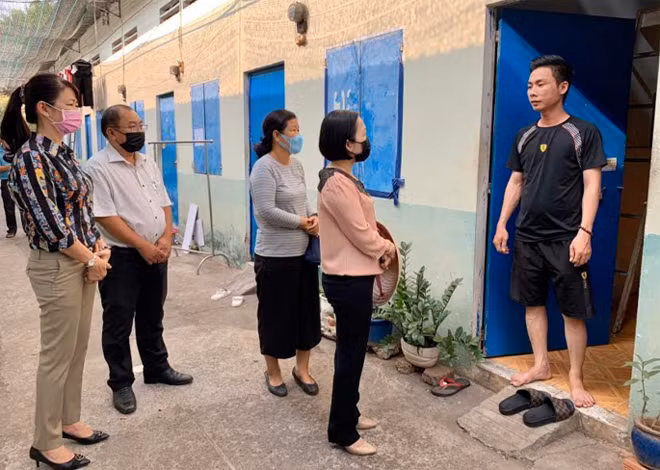 UBND TP Thủ Dầu Một thăm hỏi, động viên người dân tại một khu nhà trọ. UBND TP Thủ Dầu Một thăm hỏi, động viên người dân tại một khu nhà trọ.