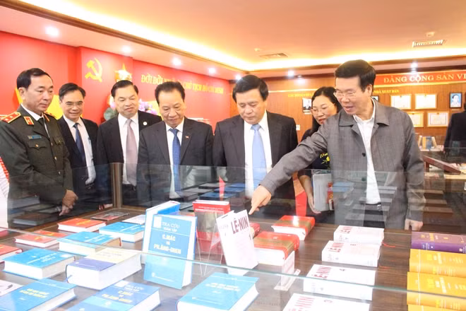 Trưởng Ban Tuyên giáo Trung ương Võ Văn Thưởng, Thứ trưởng Trần Quốc Tỏ và các đại biểu tham quan triển lãm sách trước giờ hội thảo.