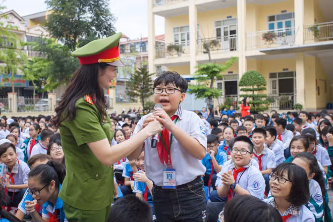 Thiếu tá Nguyễn Thị Thanh Hảo tuyên truyền kiến thức pháp luật cho học sinh trên địa bàn TP Cẩm Phả.