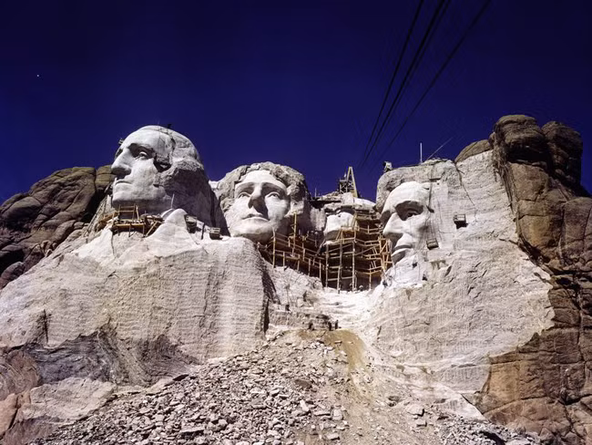 Tượng chân dung 4 vị tổng thống trên núi Rushmore đang trong giai đoạn hoàn thiện.