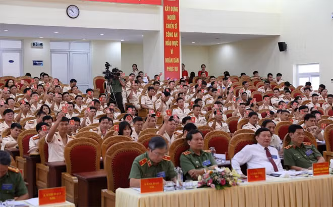 Các đại biểu biểu quyết các nội dung tại đại hội.