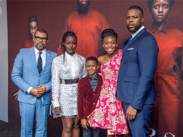 Đạo diễn Jordan Peele (đeo kính) với dàn diễn viên da màu trong phim "Us".