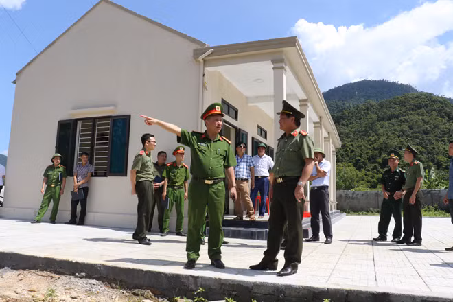 Đoàn Công tác tại trụ sở Công an xã Tri Lễ.