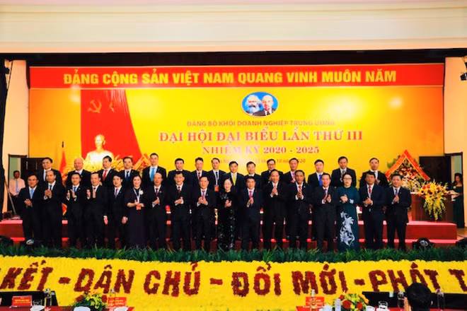 Đồng chí Trương Thị Mai, Ủy viên Bộ Chính trị , Bí thư Trung ương Đảng, Trưởng Ban Dân vận Trung ương và đồng chí Y Thanh Hà Niê Kđăm, Ủy viên dự khuyết Trung ương Đảng, Bí thư Đảng ủy Khối Doanh nghiệp Trung ương trao Bảng vinh danh và tặng hoa chúc mừng các Đảng bộ có công trình tiêu biểu chào mừng Đại hội đại biểu toàn quốc lần thứ XIII của Đảng.