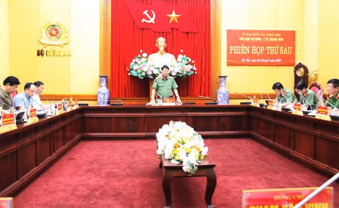 Thứ trưởng Bùi Văn Nam phát biểu tại phiên họp.