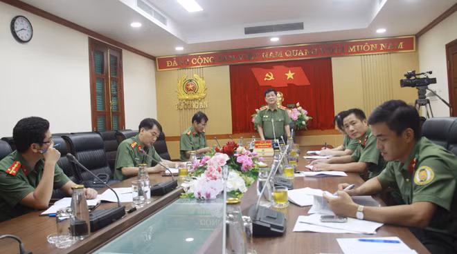 Thứ trưởng Nguyễn Văn Sơn báo cáo tại cuộc họp.