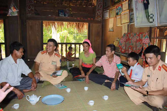 CSGT tuyên truyền Luật giao thông cho bà con dân tộc.