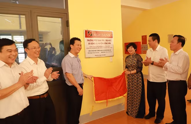 Đồng chí Đặng Quốc Khánh, Ủy viên dự khuyết BCH TW Đảng, Bí thư tỉnh ủy Hà Giang và đồng chí Nguyễn Tuyết Dương -Thành viên Hội đồng thành viên Agribank cắt băng khánh thành trường PTDT Bán trú, Tiểu học xã Sủng Là, huyện Đồng Văn.