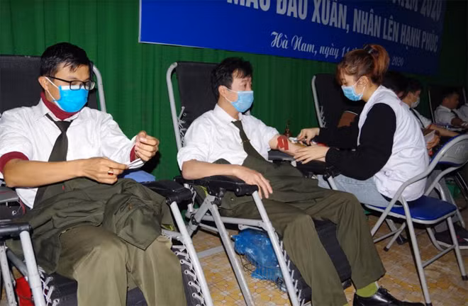 Lãnh đạo, cán bộ chiến sỹ tham gia hiến máu.