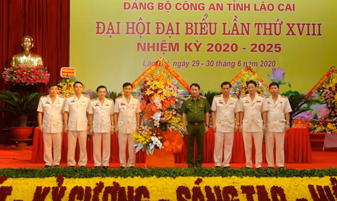 Thứ trưởng Lê Quốc Hùng tặng hoa, chúc mừng Đại hội Đảng bộ Công an tỉnh Lào Cai.