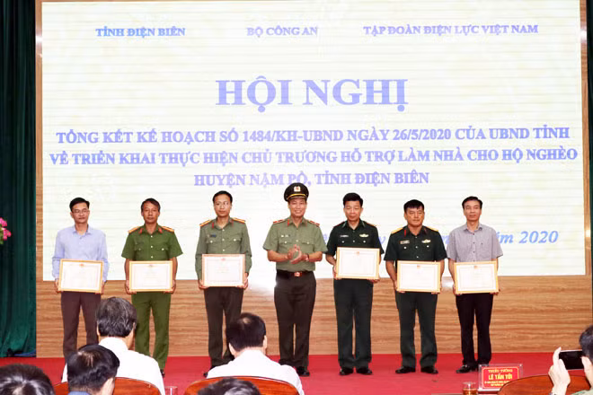 Thứ trưởng Lê Tấn Tới tặng Bằng khen cho các tập thể, cá nhân có thành tích xuất sắc trong thực hiện chủ trương hỗ trợ xây dựng, sửa chữa nhà ở cho các hộ nghèo trên địa bàn huyện Nậm Pồ.