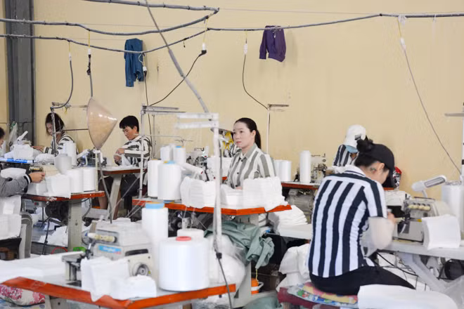 Các phạm nhân trong giờ lao động cải tạo để sớm hoàn lương, trở lại cộng đồng. Các phạm nhân trong giờ lao động cải tạo để sớm hoàn lương, trở lại cộng đồng.