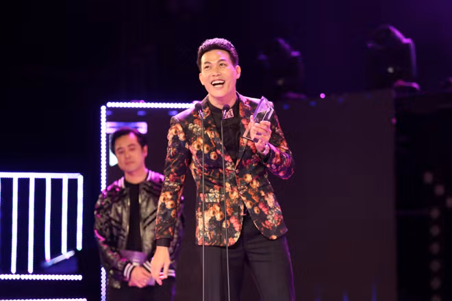 Giải thưởng Zing Music Award 2019 gây tranh cãi khi trao cho “Gánh mẹ” - Tác phẩm đang vướng tranh chấp bản quyền.