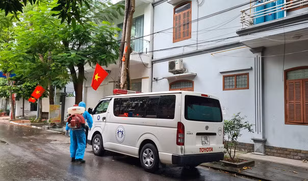 Hải Phòng chủ động phun thuốc khử trùng khu vực có nguy cơ lây nhiễm dịch bệnh. Hải Phòng chủ động phun thuốc khử trùng khu vực có nguy cơ lây nhiễm dịch bệnh.