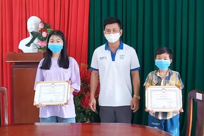 Ông Hồ Đắc Thuận, Phó Chủ tịch Ủy ban MTTQ Việt Nam huyện Phú Quốc (giữa) trao giấy khen cho 2 chị em Vônga và Hiệp.
