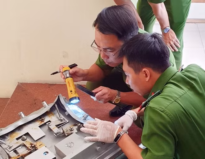 Cán bộ kỹ thuật hình sự Công an TP Đà Nẵng khám nghiệm hiện trường một vụ trộm cắp tài sản.